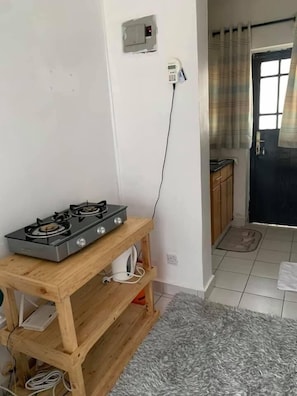 Studio Affaires | Cuisine privée | Réfrigérateur, four à micro-ondes, vaisselle et ustensiles