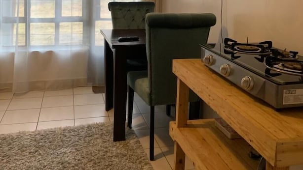 Studio – business | Oppholdsområde | En 14-tommers smart-TV med digitale kanaler samt TV