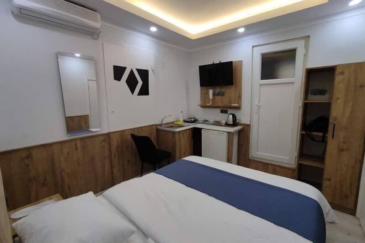 Desk, laptop workspace, free WiFi, bed sheets