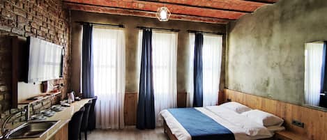 Family Studio Suite | Desk, laptop workspace, free WiFi, bed sheets
