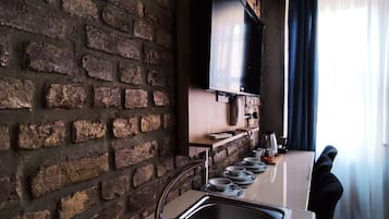 Family Studio Suite | Desk, laptop workspace, free WiFi, bed sheets