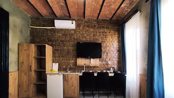 Family Studio Suite | Desk, laptop workspace, free WiFi, bed sheets