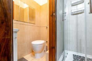 Douche, sèche-cheveux, bidet, serviettes fournies