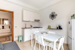 Fridge, microwave, stovetop, electric kettle