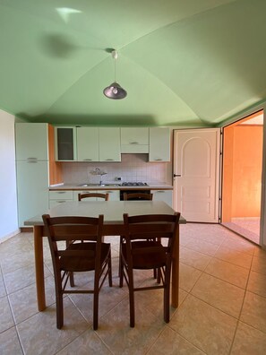 Kühlschrank, Ofen, Herdplatte, Wasserkocher mit Kaffee-/Teezubehör