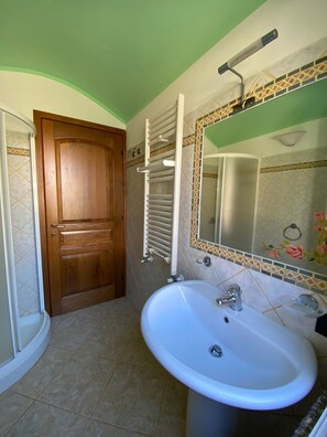 Shower, hair dryer, bidet - 2 bedroom apartment in tortolã¬ (Tortolì)