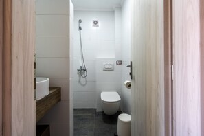 Habitación económica | Baño | Amenidades de baño gratuitas y secadora de cabello 