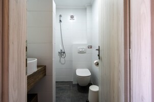 Habitación económica | Baño | Artículos de higiene personal gratuitos y secador de pelo