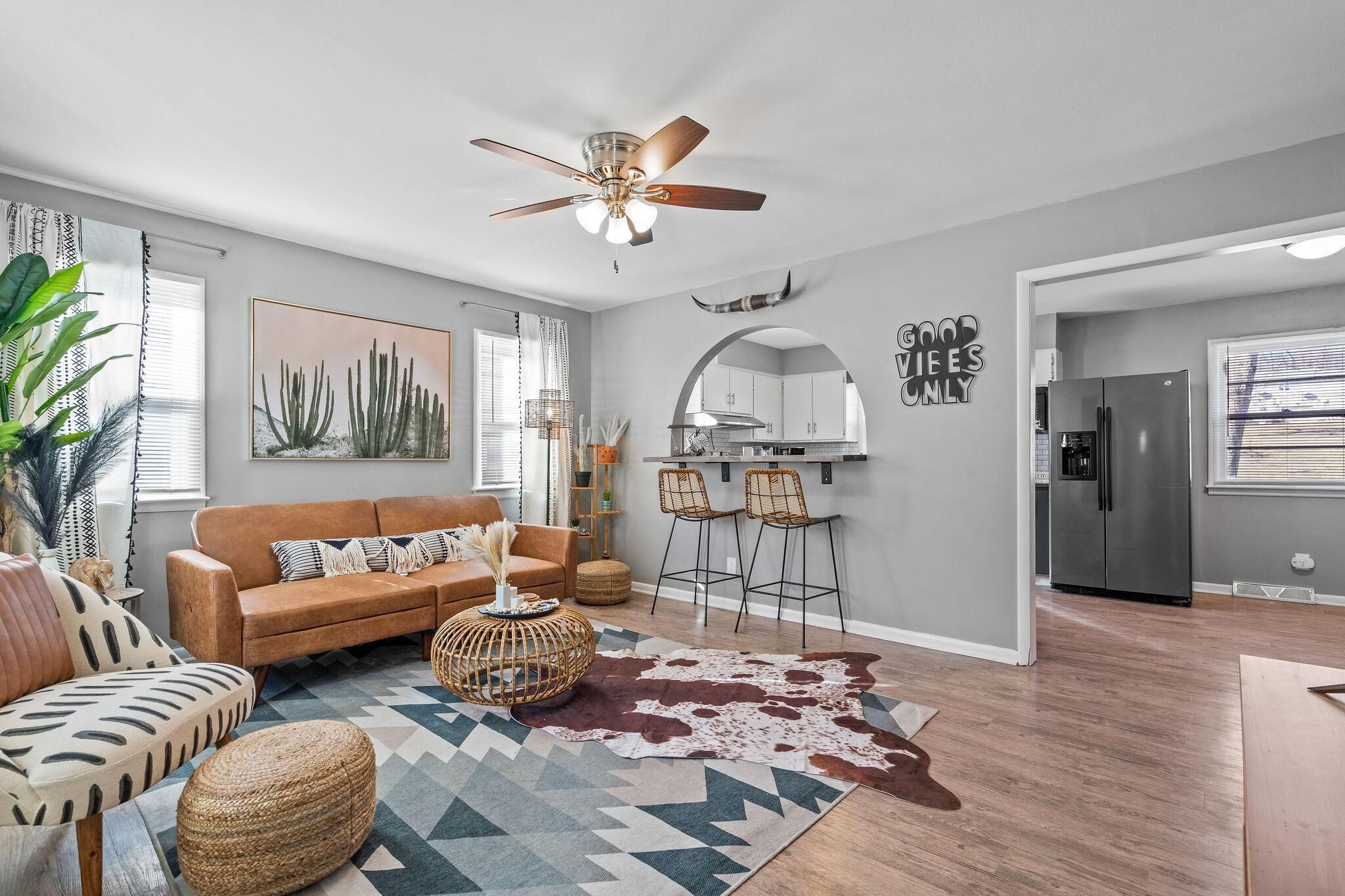 Large Pet Friendly Home Close to I-35 Hwy & KC