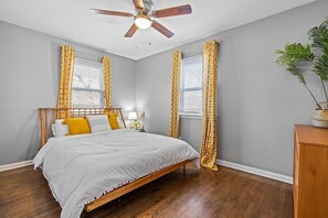 Room - Boho Lounge - Pet Friendly Home Close to I-35 & KC (Merriam)