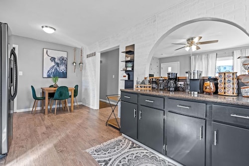 Large Pet Friendly Home Close to I-35 Hwy & KC