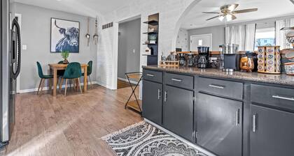 Large Pet Friendly Home Close to I-35 Hwy & KC