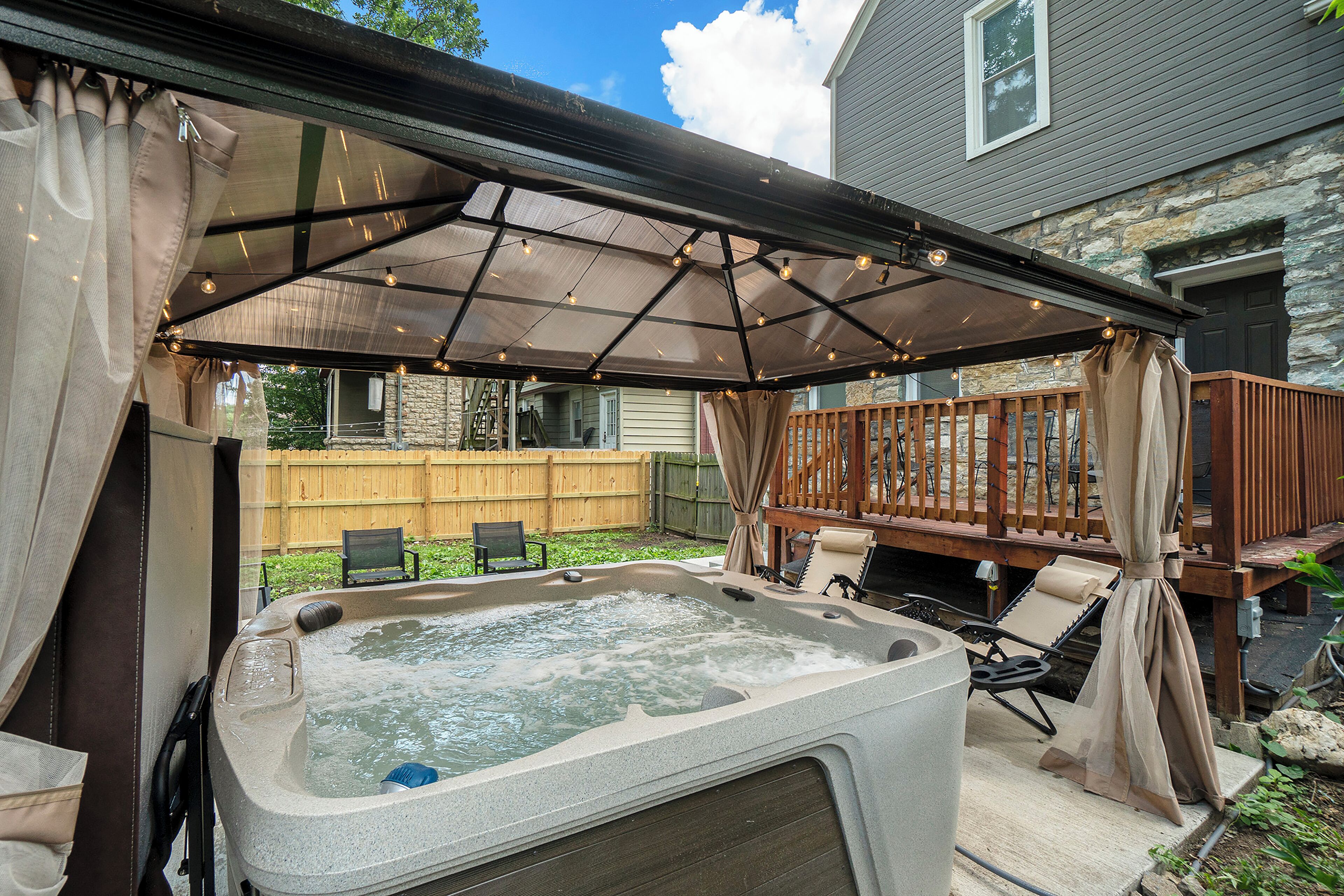 Midtown Boulevard - Hot Tub by Plaza & Westport
