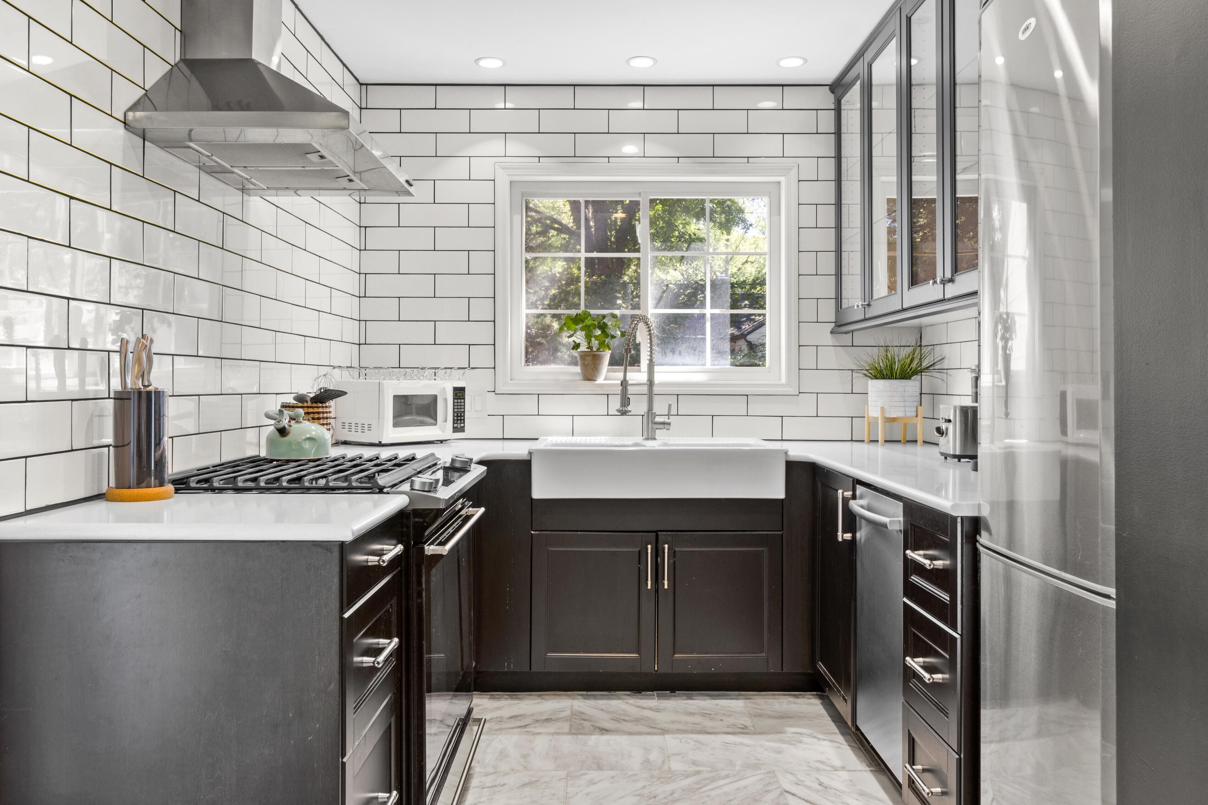 Cedar St. Bungalow + Fenced Yard + Mins to I-35 & KU Med