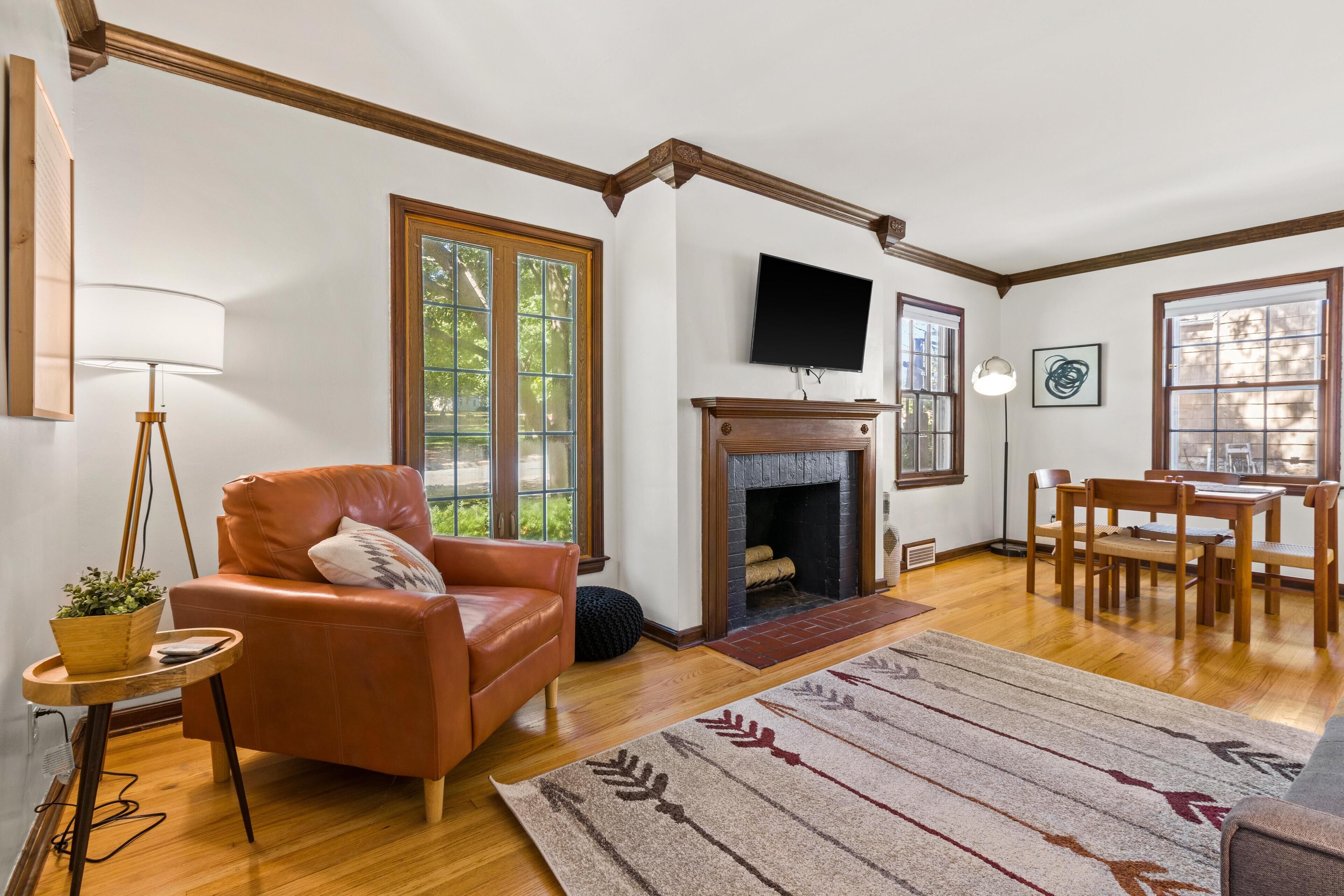 Cedar St. Bungalow + Fenced Yard + Mins to I-35 & KU Med