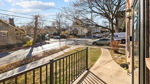 A residential street with houses, a sidewalk, and parked cars. - Kansas City Townhouse Walk to Plaza+Streetcar 1006 (Kansas City)