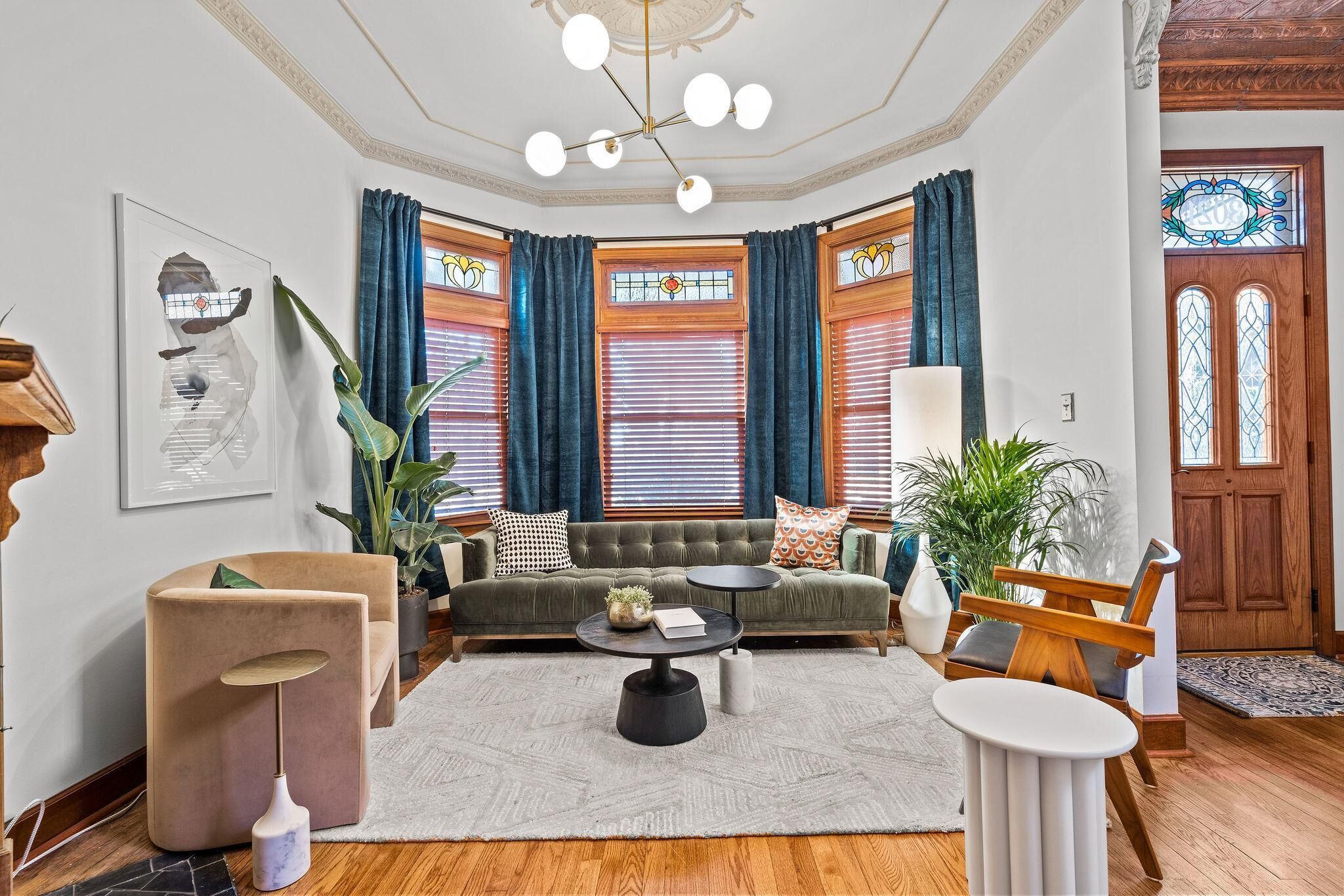 Gorgeous Victorian + Mins From Downtown
