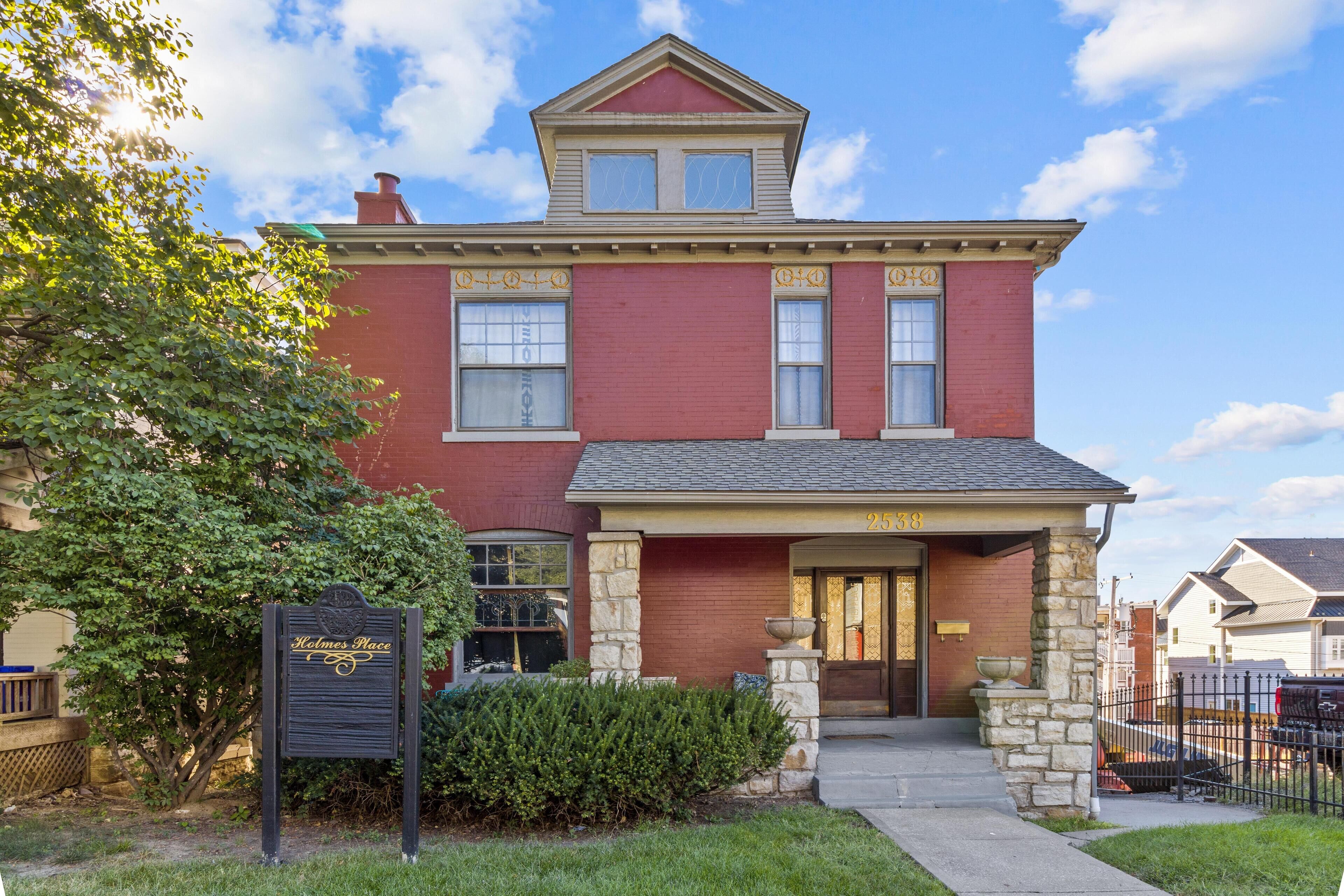 Historic Holmes Place + Min from Downtown