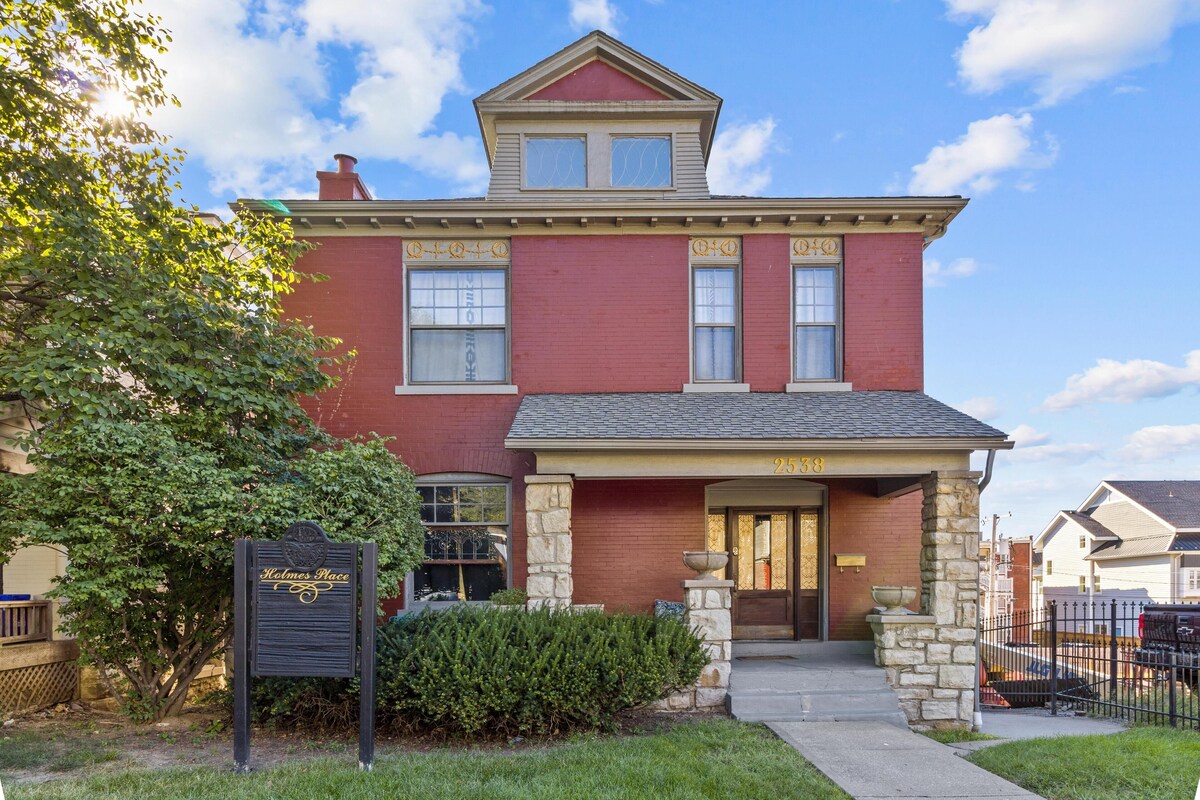 Historic Holmes Place + Min from Downtown