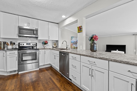Fridge, microwave, oven, stovetop. Jefferson Cottage - Large Home + Walkable to Waldo!