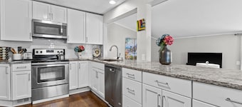 Jefferson Cottage - Large Home + Walkable to Waldo!