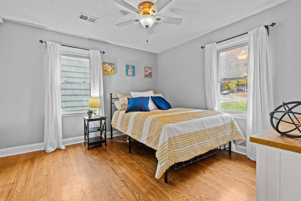 This house is a 3 bedroom(s), 1 bathrooms, located in Mission, KS.