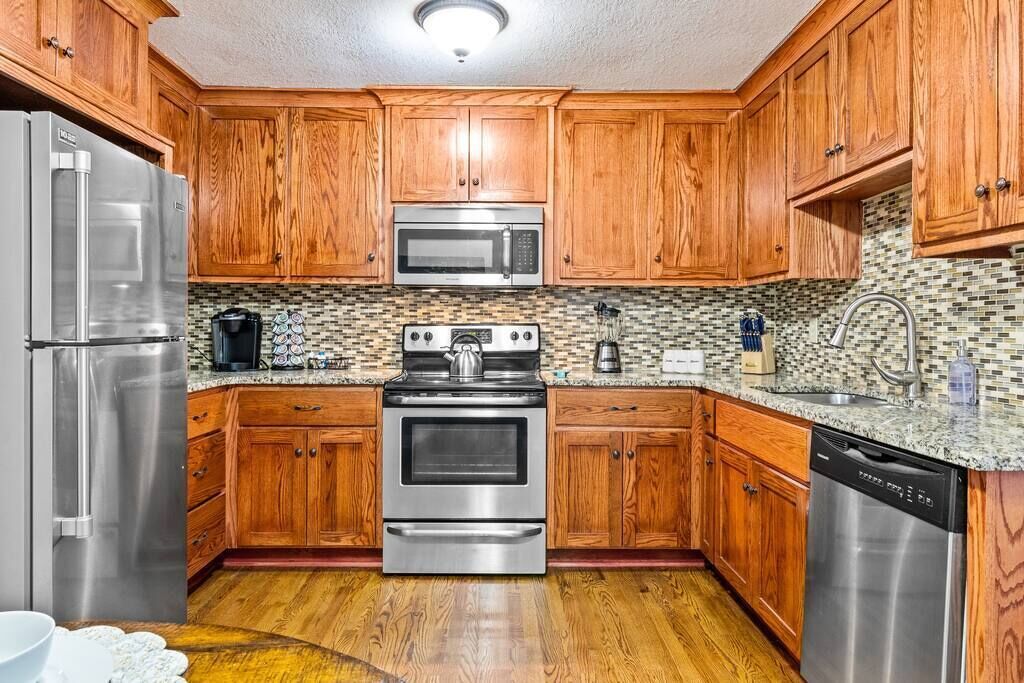 This house is a 3 bedroom(s), 1 bathrooms, located in Mission, KS.