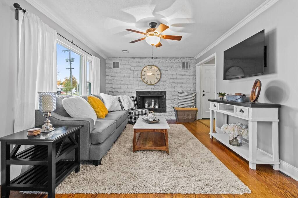 This house is a 3 bedroom(s), 1 bathrooms, located in Mission, KS.