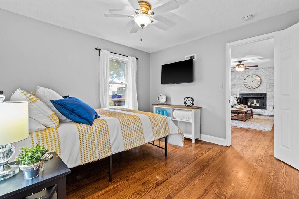 This house is a 3 bedroom(s), 1 bathrooms, located in Mission, KS.