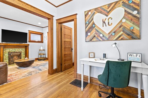 KC Nest - Mins from Plaza + Streetcar + Parking!