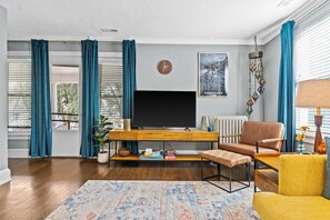Smart-TV, Netflix, Hulu, TischfuĂball