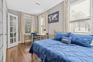 3 slaapkamers, een bureau, een strijkplank/strijkijzer, gratis wifi