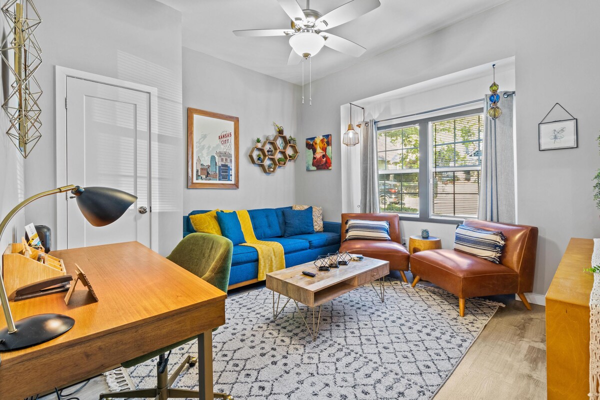 The Lounge minutes f/ Plaza, Downtown and UMKC! Bungalow Minutes F/Plaza!