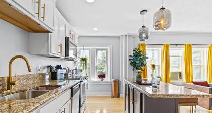 Gorgeous Condo Walkable to the Plaza!