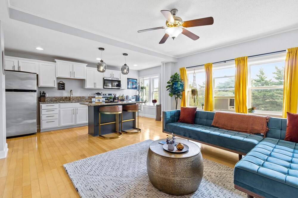 Gorgeous Condo Walkable to the Plaza!