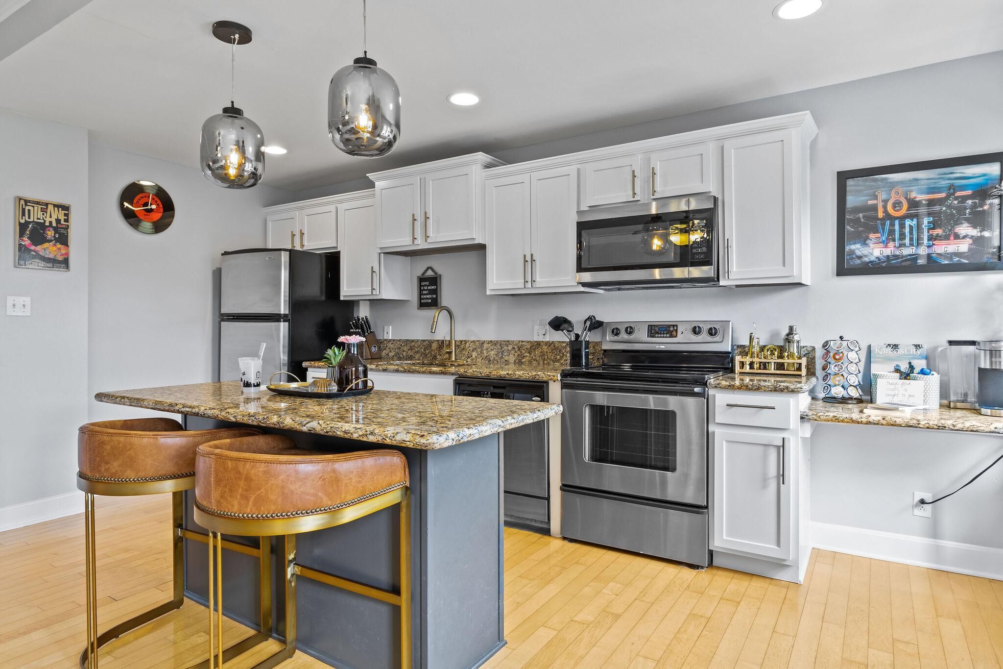 Gorgeous Condo Walkable to the Plaza!