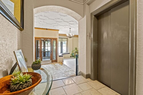 The Nelson - Gorgeous Condo Walkable to the Plaza + Streetcar!