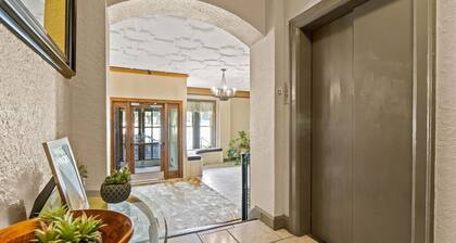 The Nelson - Gorgeous Condo Walkable to the Plaza + Streetcar!