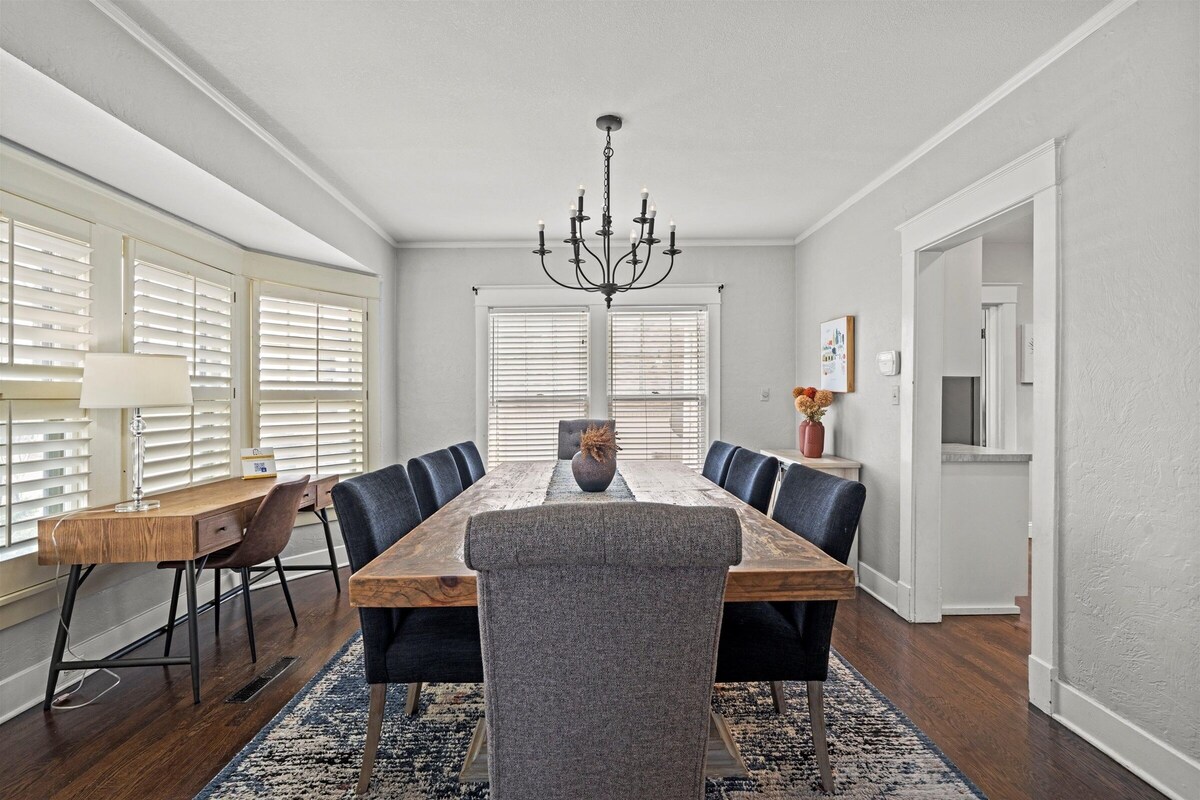 Walkable to the Plaza & UMKC + Parking