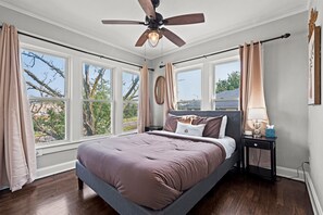 3 bedrooms, desk, iron/ironing board, free WiFi - Walkable to the Plaza & UMKC + Parking (Kansas City)