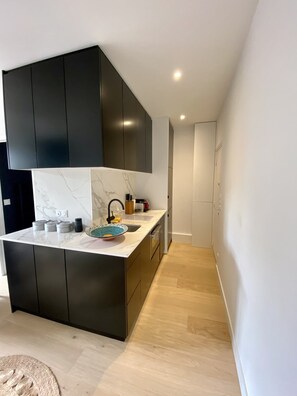 冷蔵庫、電子レンジ、オーブン、コンロ