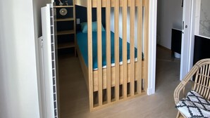 Een kamer met een stapelbed, een klein bureau, een stoel en een televisie.