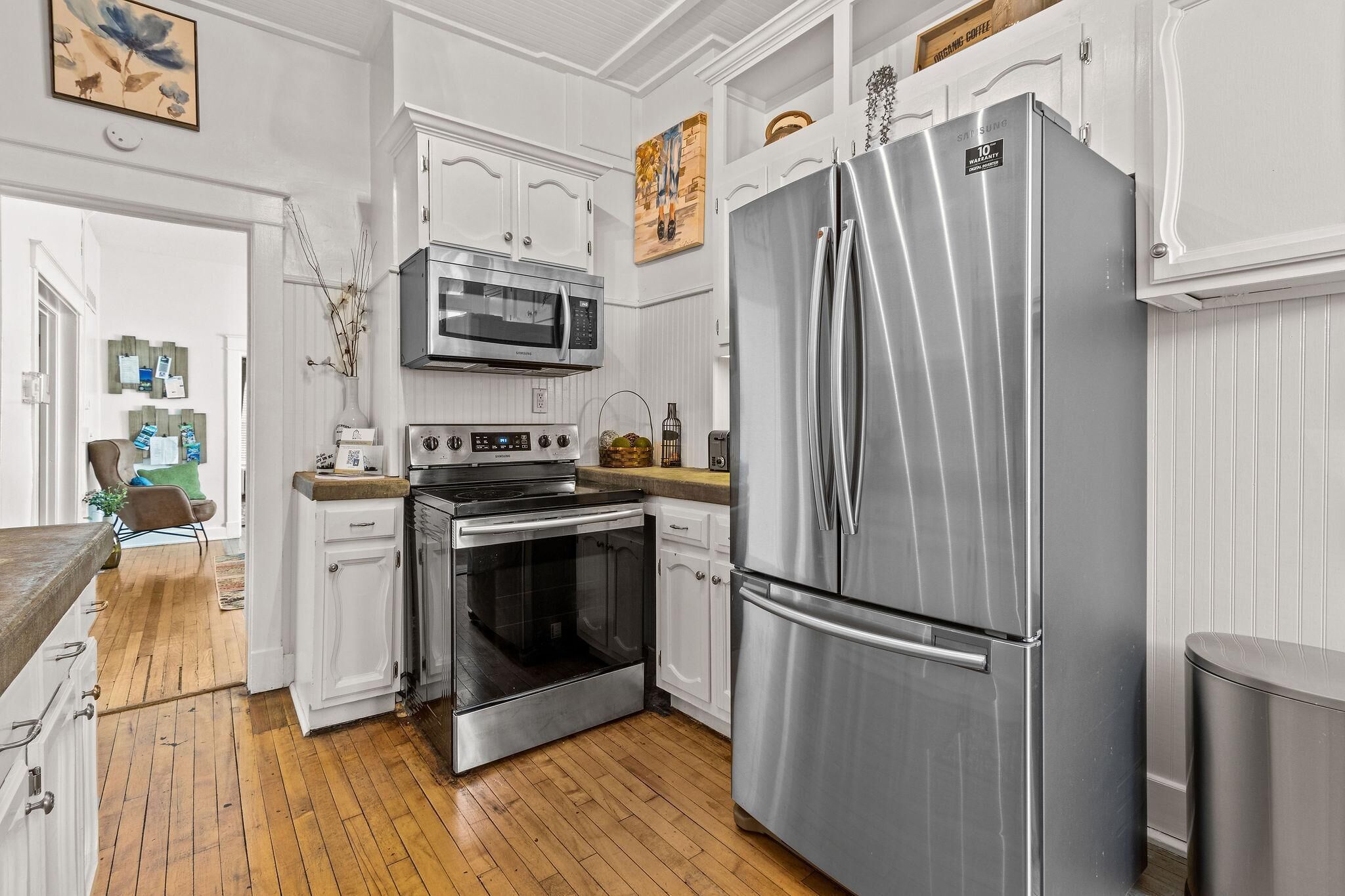 Large 3 Bedroom Minutes to KU Med + Parking