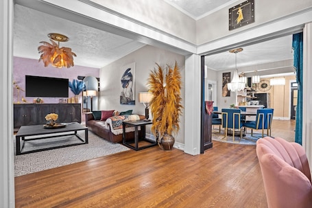 Smart TV, offices. The Downtown Luxe - Superior Amenities & minutes from downtown, Westport and the Plaza!
