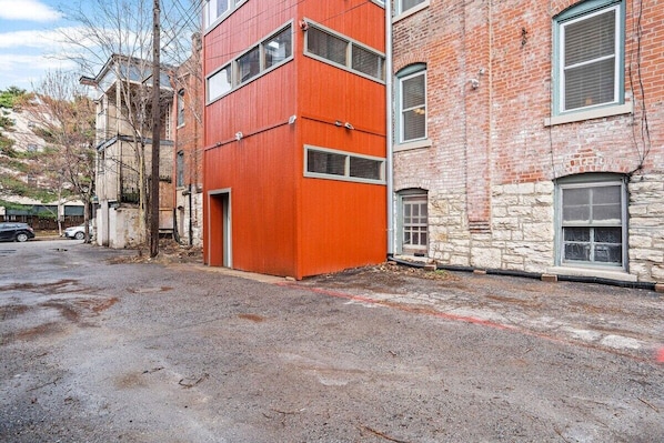 Un edificio de varios pisos con fachada roja y exterior de piedra.