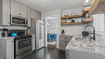 Een koelkast, een magnetron, een oven, een kookplaat