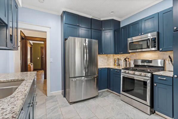 ثلاجة، ميكروويف، فرن، موقد طهي مسطح