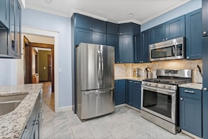 Refrigerador, microondas, horno y parrilla de estufa