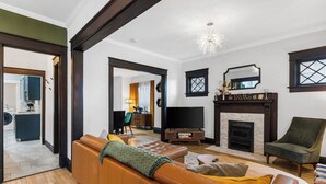 Un salon avec un canapé, un fauteuil et une cheminée.