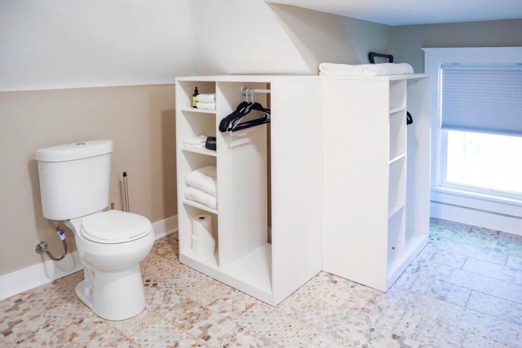 Beautiful Westport Manor - Remodeled with 3 King beds!